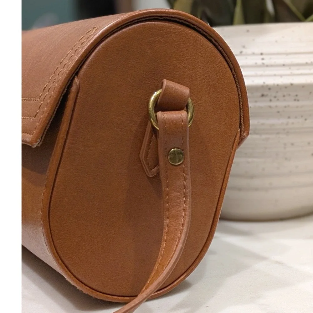 Universal Thread Barrel Crossbody Bag Women OS Brown Faux Leather Ring Closure‎